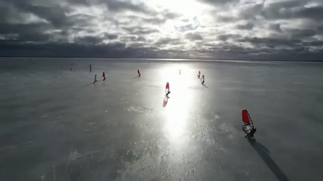 Mundiales de windsurf de invierno sobre el hielo de un lago en Lituania