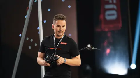 ¡Cuidado! Jorge Lorenzo comete un fallo al pilotar el dron, ¿superará el recorrido? ¡Cuidado! Jorge Lorenzo comete un fallo al pilotar el dron, ¿superará el recorrido?