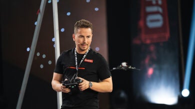 ¡Cuidado! Jorge Lorenzo comete un fallo al pilotar el dron, ¿superará el recorrido? 
