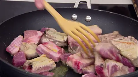 Sazona, añade los trozos de costilla a la sartén y dóralos un poco Sazona, añade los trozos de costilla a la sartén y dóralos un poco