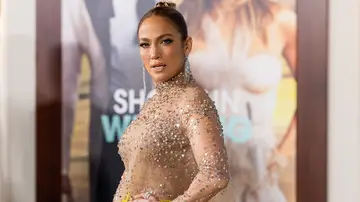 El vestido que Jennifer Lopez ha copiado a la actriz Jennifer Coolidge (&#39;The White Lotus&#39;)