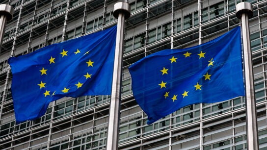 Banderas europeas ondean frente a la sede de la Comisi&oacute;n Europea en Bruselas