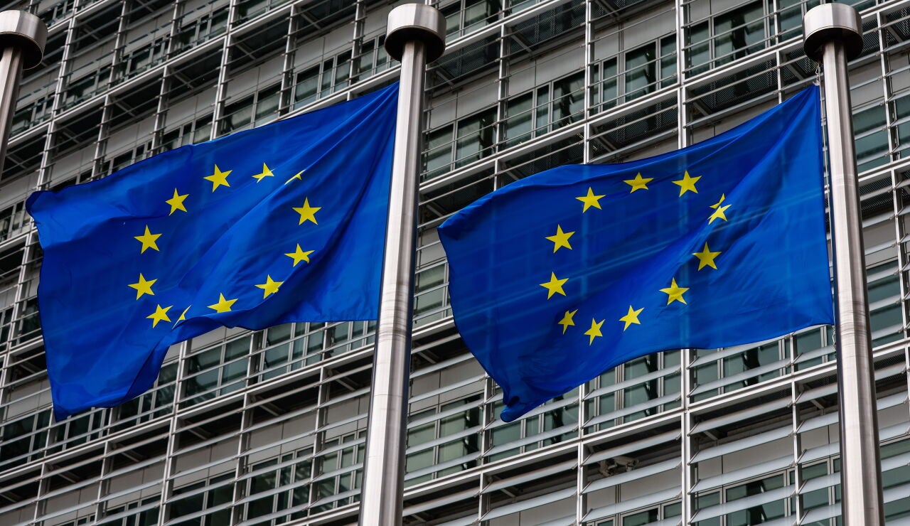 Banderas europeas ondean frente a la sede de la Comisi&oacute;n Europea en Bruselas.