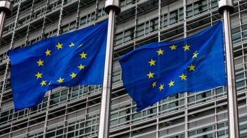 Banderas europeas ondean frente a la sede de la Comisión Europea en Bruselas