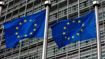 Banderas europeas ondean frente a la sede de la Comisión Europea en Bruselas.