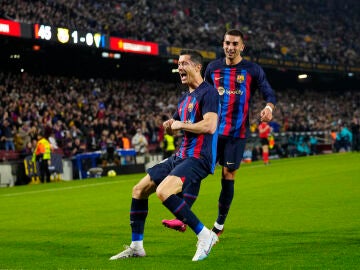 Lewandowski celebra su gol al Cádiz en el Camp Nou