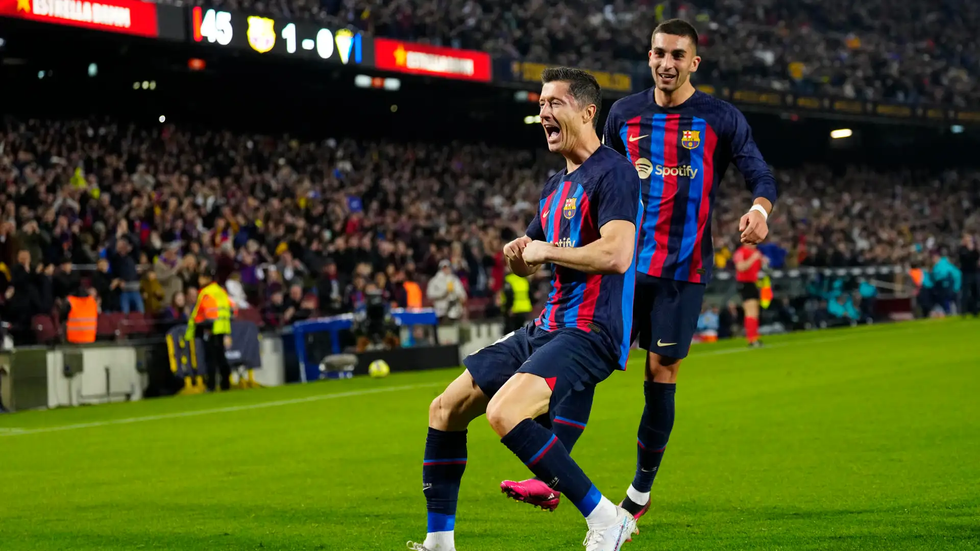 Lewandowski celebra su gol al Cádiz en el Camp Nou Lewandowski celebra su gol al Cádiz en el Camp Nou