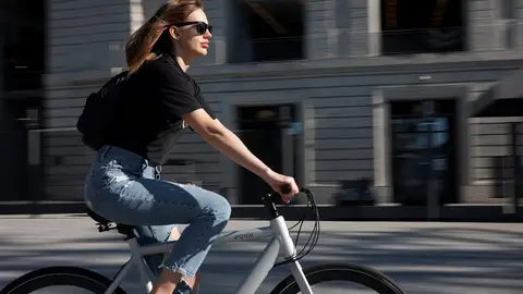 Imagen de archivo de una persona en bicicleta Imagen de archivo de una persona en bicicleta