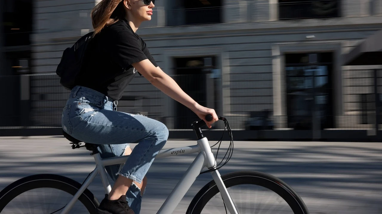 Imagen de archivo de una persona en bicicleta Imagen de archivo de una persona en bicicleta