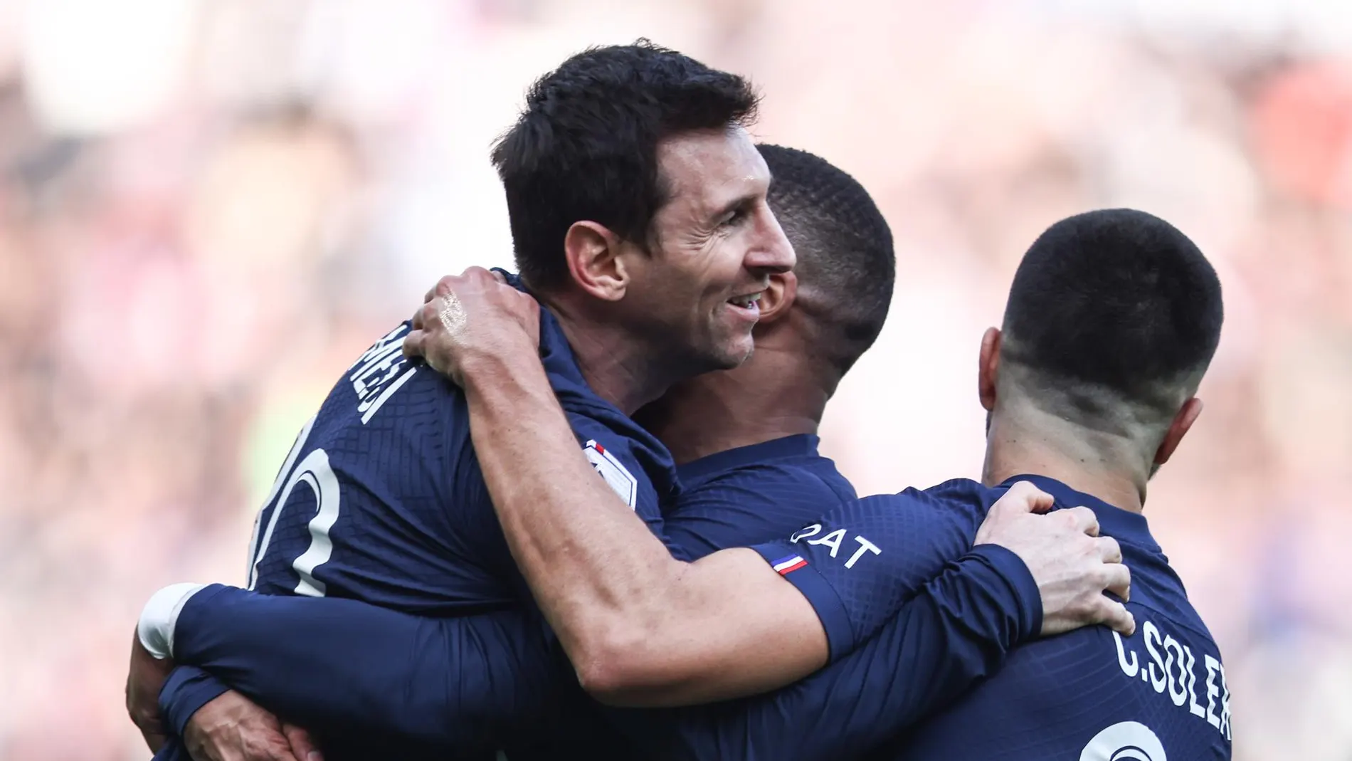 Leo Messi abraza a Kylian Mbappé tras su gol de falta
