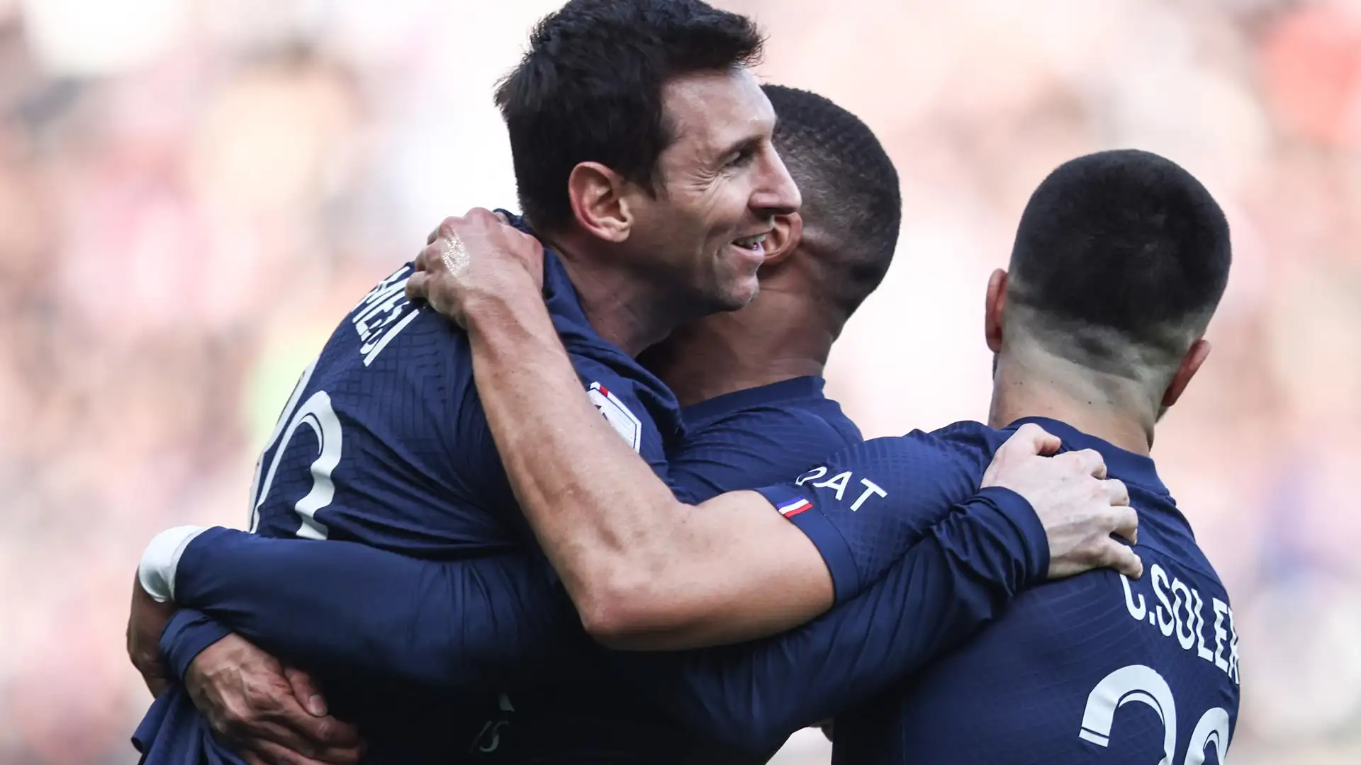 Leo Messi abraza a Kylian Mbappé tras su gol de falta Leo Messi abraza a Kylian Mbappé tras su gol de falta