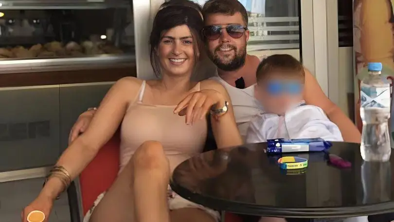 La joven junto a su familia La joven junto a su familia