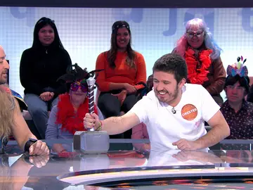 ¿Tiene nivel? Pablo Puyol pone a prueba la fuerza de Orestes con el martillo de Thor ¿Tiene nivel? Pablo Puyol pone a prueba la fuerza de Orestes con el martillo de Thor