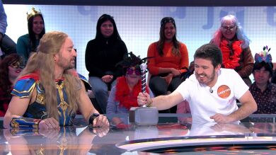 ¿Tiene nivel? Pablo Puyol pone a prueba la fuerza de Orestes con el martillo de Thor