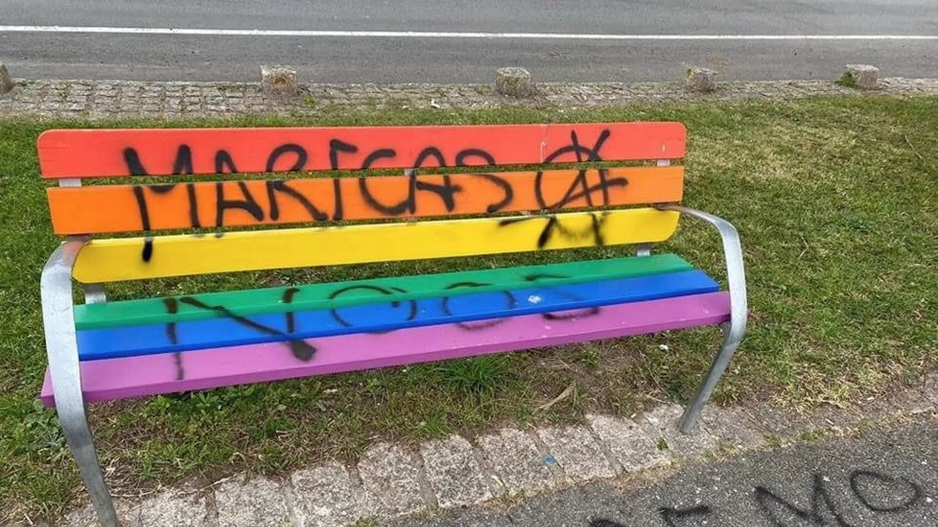 Banco de la bandera gay con pintadas