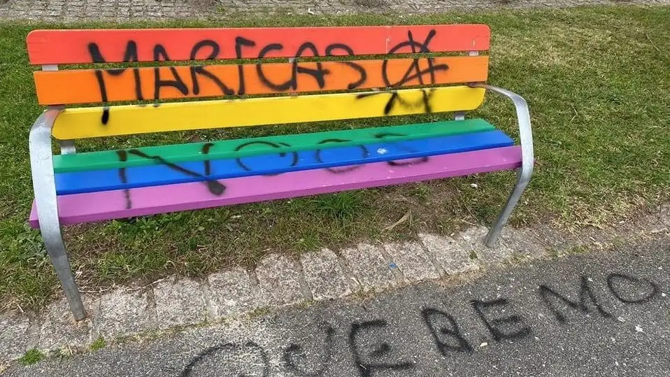 Banco de la bandera gay con pintadas