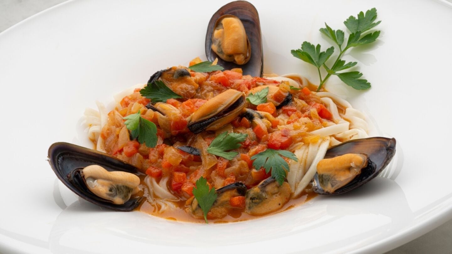 Fideos udón con mejillones al curry, de Arguiñano: "Una receta distinta que os va a encantar"