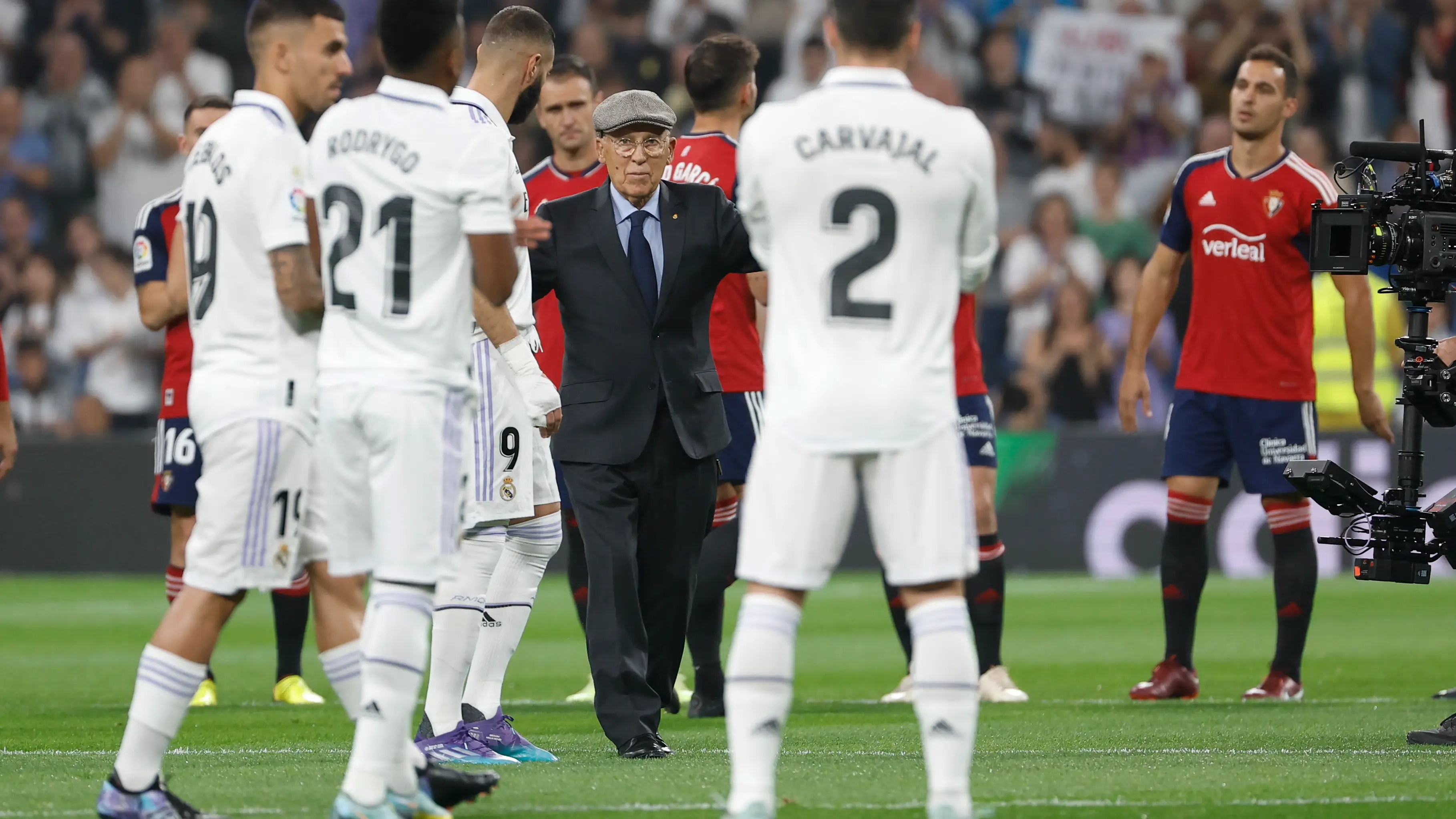 Amancio Amaro realiza un saque de honor en el Santiago Bernab&eacute;u