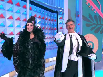 La entrada triunfal de Laura Moure y Jorge Fernández: ¡Llega el Carnaval a ‘La ruleta de la suerte’! La entrada triunfal de Laura Moure y Jorge Fernández: ¡Llega el Carnaval a ‘La ruleta de la suerte’!