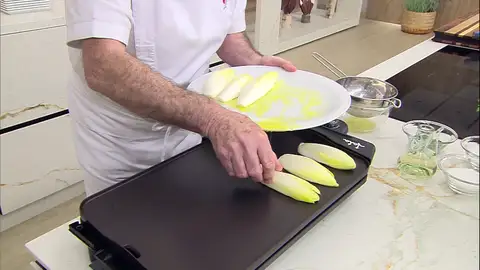 Calienta una plancha, coloca encima las endibias Calienta una plancha, coloca encima las endibias