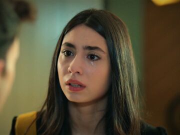 Tolga, fuera de s&iacute;, deja encerrada a Cemile al ver que est&aacute; dispuesta a alejarse de su lado para siempre
