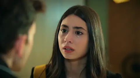 Tolga, fuera de sí, deja encerrada a Cemile al ver que está dispuesta a alejarse de su lado para siempre Tolga, fuera de sí, deja encerrada a Cemile al ver que está dispuesta a alejarse de su lado para siempre