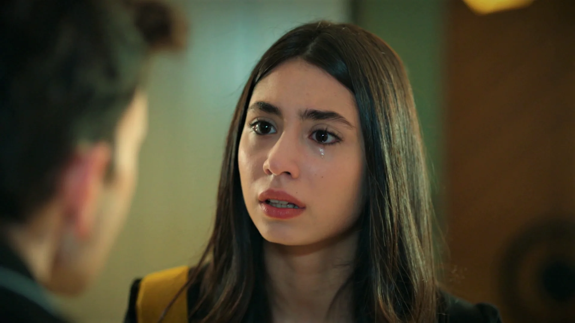Tolga, fuera de sí, deja encerrada a Cemile al ver que está dispuesta a alejarse de su lado para siempre Tolga, fuera de sí, deja encerrada a Cemile al ver que está dispuesta a alejarse de su lado para siempre