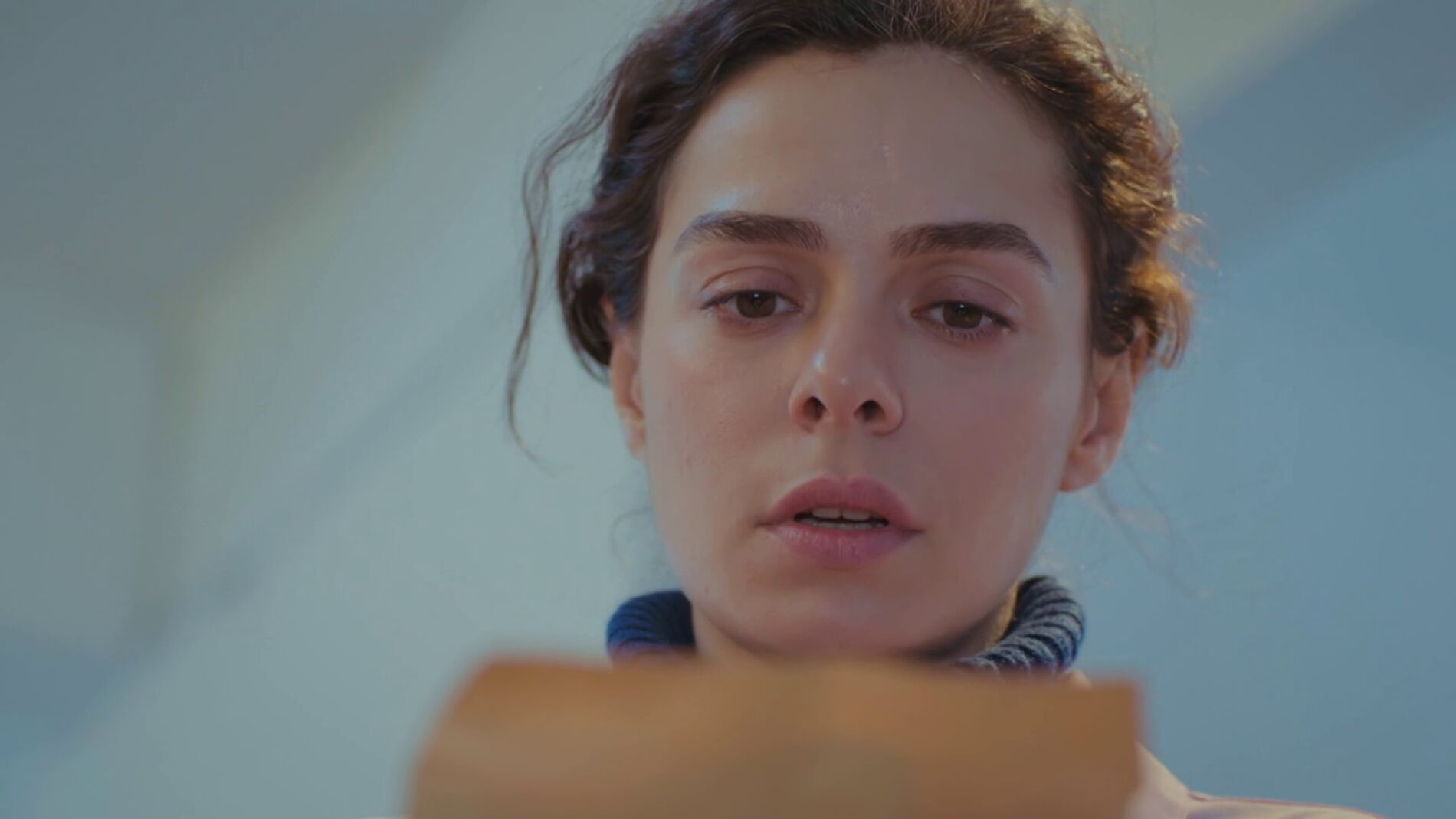 Bahar recibe un sobre con un m&oacute;vil lleno de fotos de Sarp