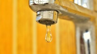 Imagen de una gota de agua saliendo del grifo