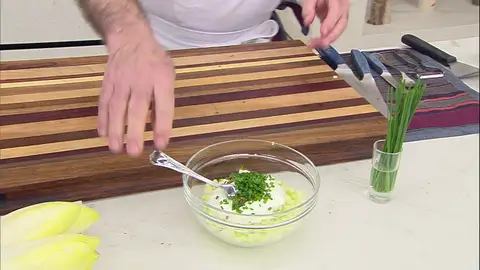 Agrega el yogur, la mostaza y el cebollino finamente picado Agrega el yogur, la mostaza y el cebollino finamente picado