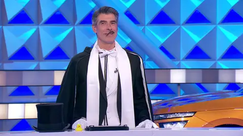 El bigote de Jorge Fernández le juega una mala pasada en ‘La ruleta de la suerte’: “Tiene vida propia” El bigote de Jorge Fernández le juega una mala pasada en ‘La ruleta de la suerte’: “Tiene vida propia”