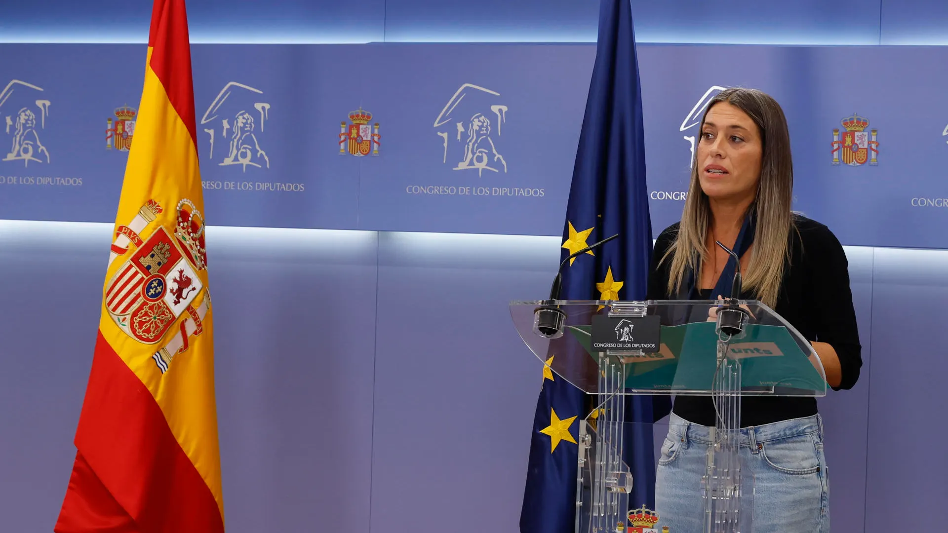Míriam Nogueras, tras apartar la bandera española Míriam Nogueras, tras apartar la bandera española