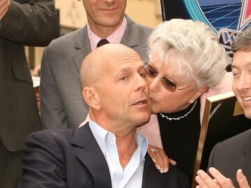 Bruce Willis recibiendo un beso de su madre, Marlene Willis