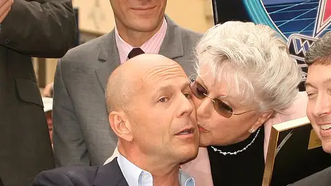 Bruce Willis recibiendo un beso de su madre, Marlene Willis Bruce Willis recibiendo un beso de su madre, Marlene Willis