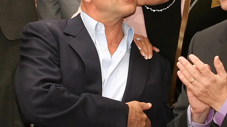 Bruce Willis recibiendo un beso de su madre, Marlene Willis Bruce Willis recibiendo un beso de su madre, Marlene Willis