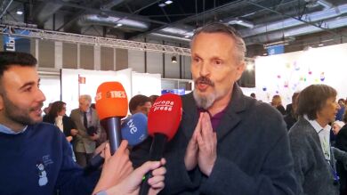 Encontronazo de Miguel Bosé con la prensa en su vuelta a España