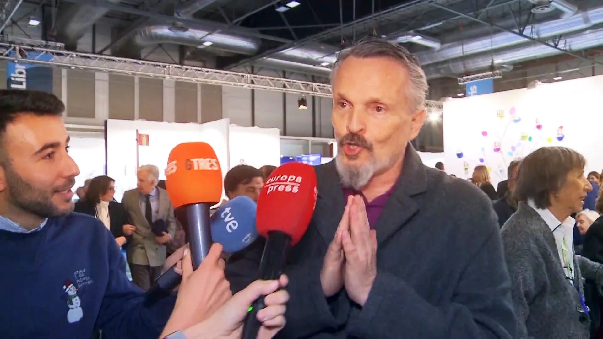 Miguel Bosé saca su peor cara con los medios en su aparición en la feria ARCO: "Por favor, chicos" Miguel Bosé saca su peor cara con los medios en su aparición en la feria ARCO: "Por favor, chicos"