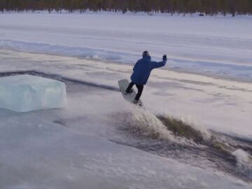 Wakeboard en un lago helado del Círculo Polar Ártico