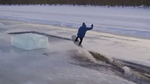 Wakeboard en un lago helado del Círculo Polar Ártico Wakeboard en un lago helado del Círculo Polar Ártico