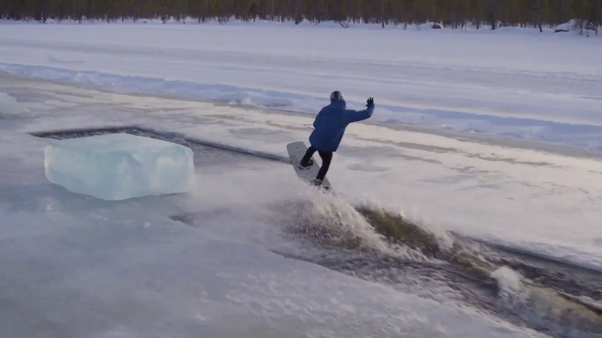 Wakeboard en un lago helado del C&iacute;rculo Polar &Aacute;rtico