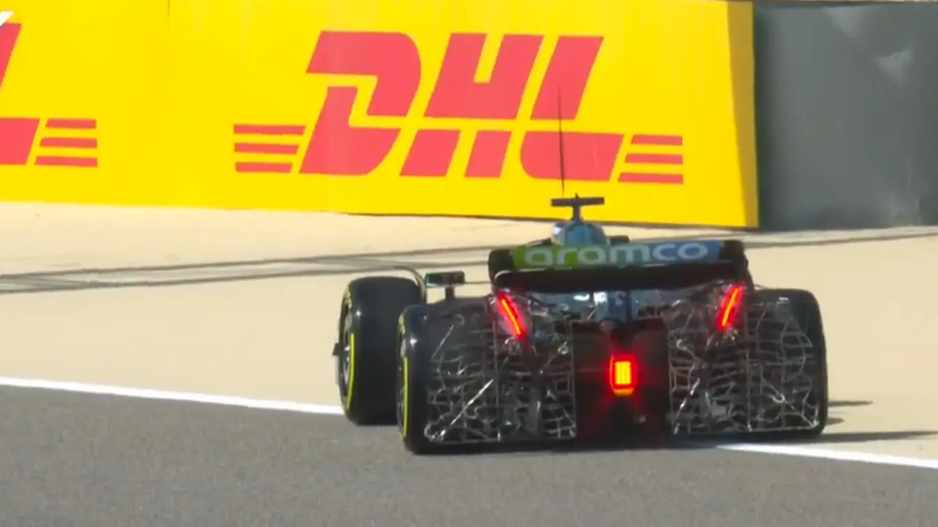 El Aston Martin de Felipe Drugovich, parado en mitad de la pista