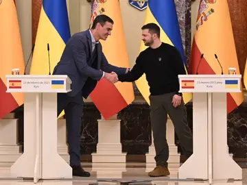 Pedro Sánchez y Volodímir Zelenski se estrechan la mano