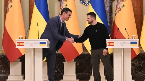 Pedro Sánchez y Volodímir Zelenski se estrechan la mano Pedro Sánchez y Volodímir Zelenski se estrechan la mano