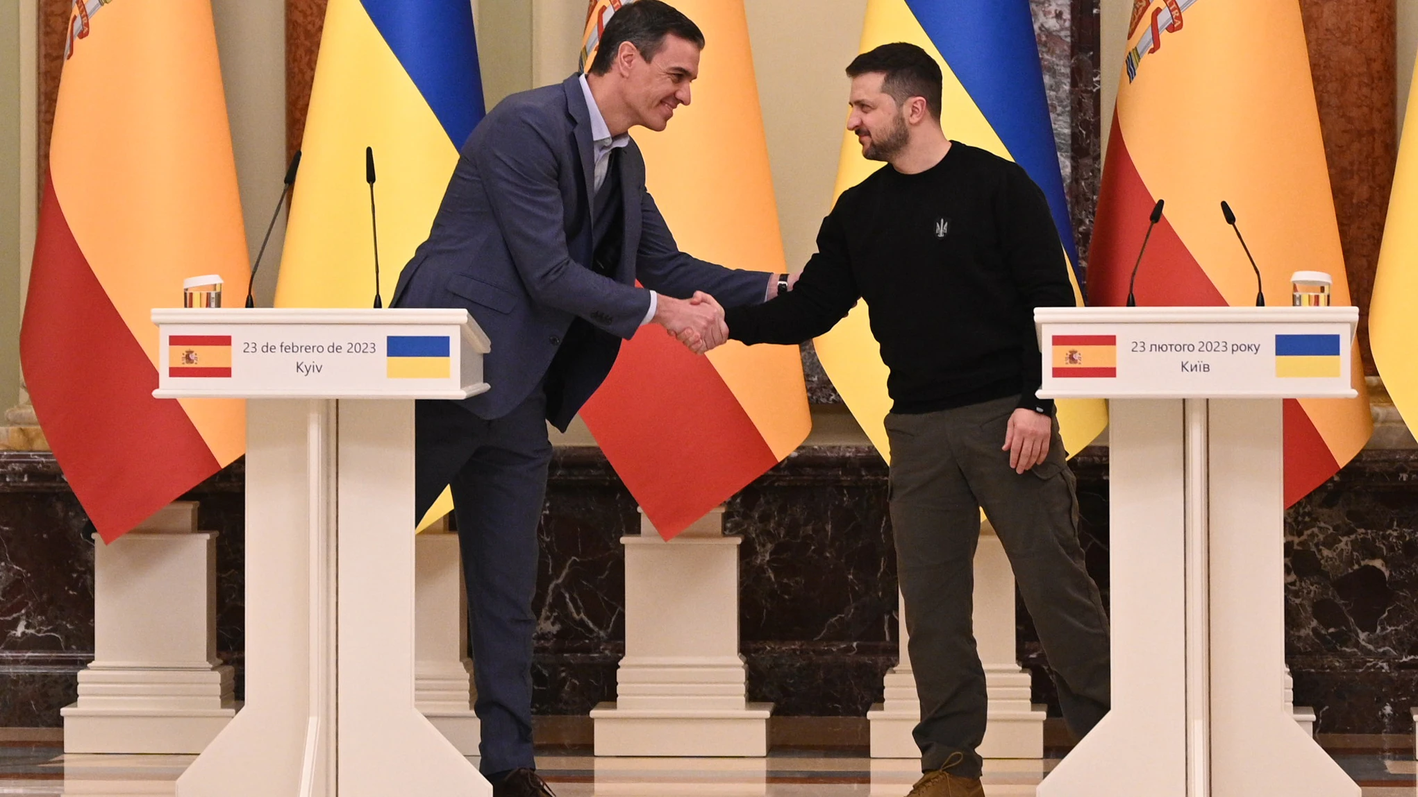 Pedro Sánchez y Volodímir Zelenski se estrechan la mano Pedro Sánchez y Volodímir Zelenski se estrechan la mano