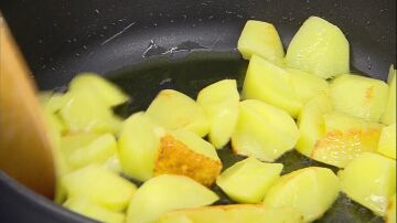 Rehoga las patatas hasta que se doren