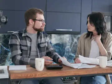 Dos jóvenes echando cuentas Dos jóvenes echando cuentas
