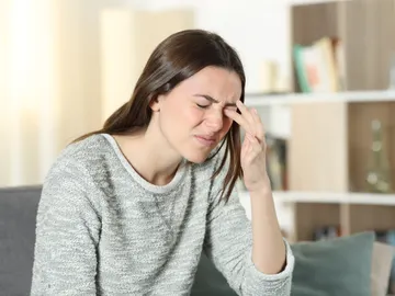 Mujer frotándose los ojos Mujer frotándose los ojos