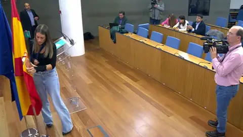 Miriam Nogueras retira la bandera de España Miriam Nogueras retira la bandera de España
