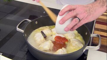 Añade el vino blanco, el caldo, la guindilla, la salsa de tomate y las patatas
