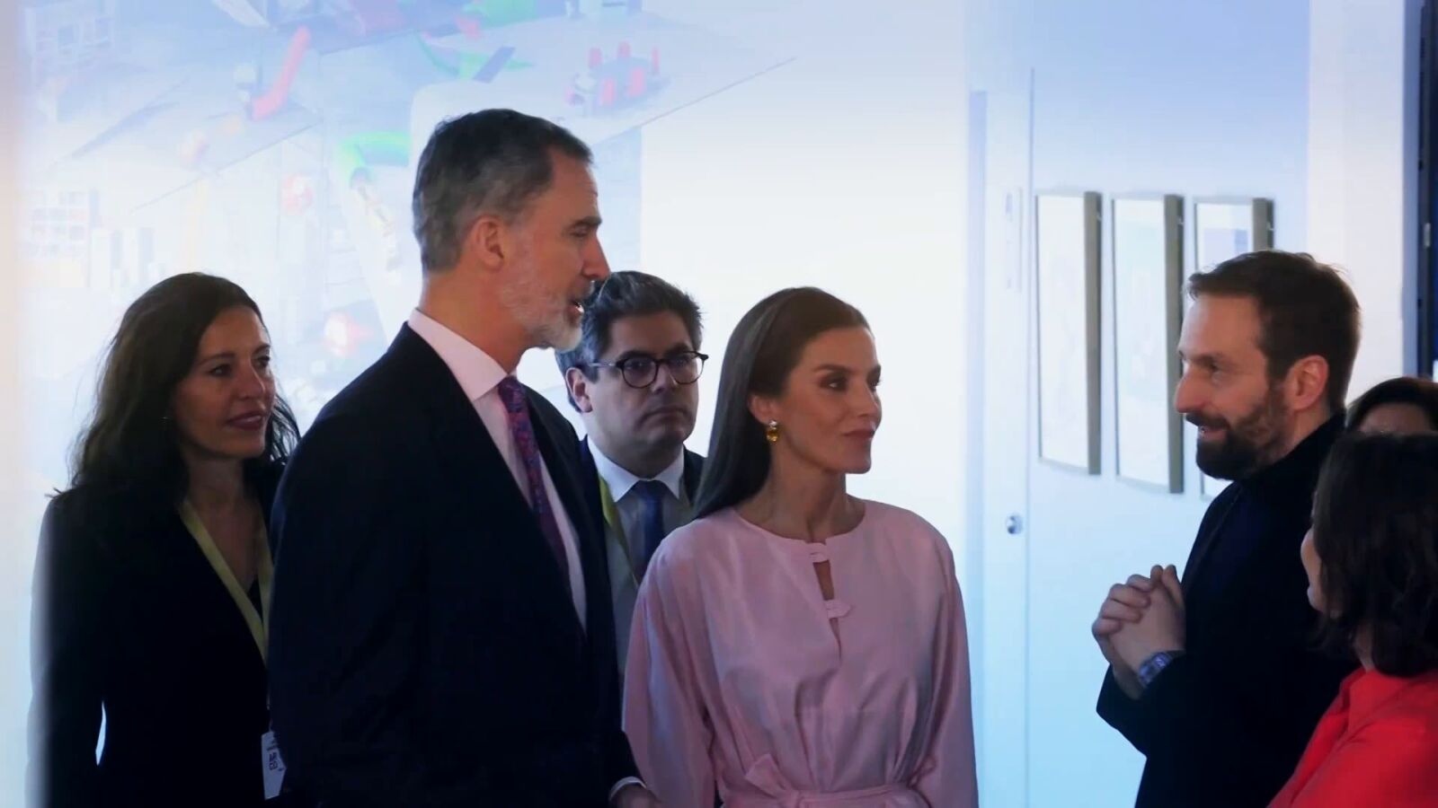 La reina Letizia hace una petición muy especial en la feria ARCO durante su visita junto al rey Felipe VI